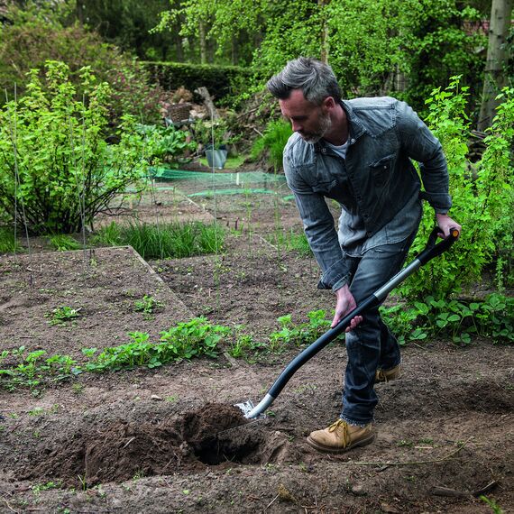 Fiskars Gärtnerspaten für harte, steinige Böden, Spitz, Länge: 125 cm, Hochwertiger Borstahl, Grau/Schwarz, Ergonomic, 1001568