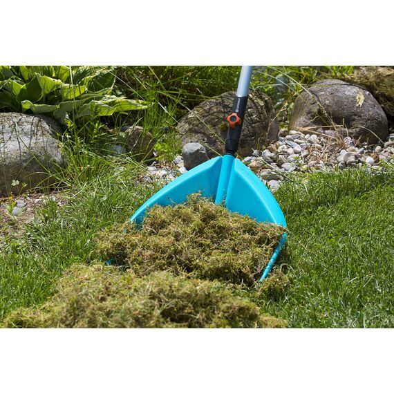 Gardena combisystem-Schaufel-Rechen: Handlicher Schaufel-Rechen zum Zusammenfegen und Aufheben von Laub und Gartenabfällen, mit robusten Kunststoffzinken, Arbeitsbreite 36,5 cm (3120-20)