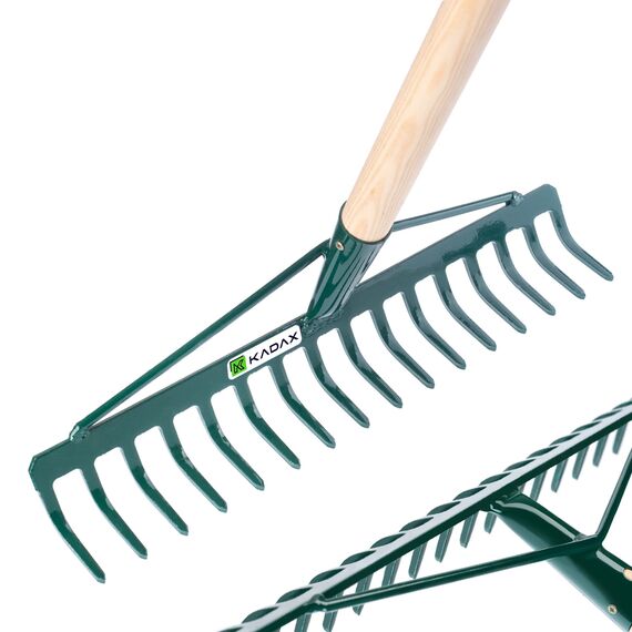 KADAX Rechen, breite Harke für Garten, Beet, Rasen, Gartenharke, Bügelrechen, Rasenrechen aus Metall, Laubrechen, Laubbesen, Gartengerät, Heurechen, Gartenwerkzeug (16 Zinken, Holzstiel)