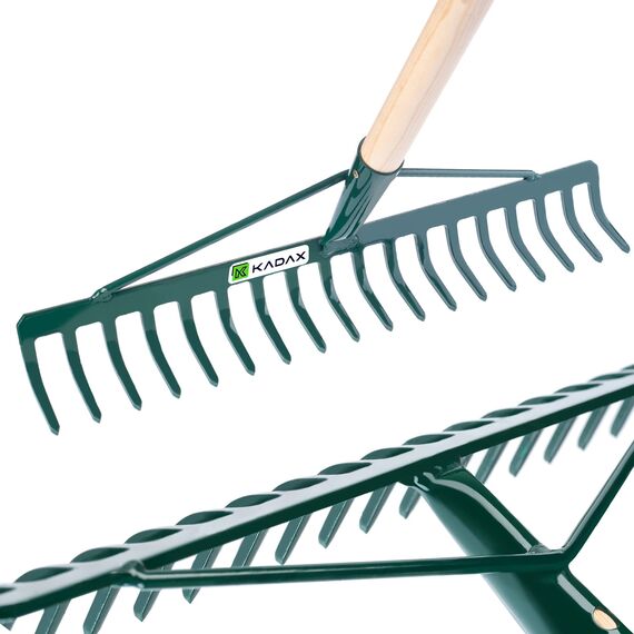 KADAX Rechen, breite Harke für Garten, Beet, Rasen, Gartenharke, Bügelrechen, Rasenrechen aus Metall, Laubrechen, Laubbesen, Gartengerät, Heurechen, Gartenwerkzeug (18 Zinken, Holzstiel)