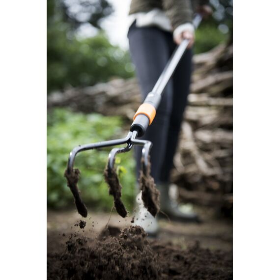 Fiskars Krümmer, Für optimale Beetvorbereitung und -pflege, Gerätekopf, Länge: 31 cm, Breite: 12,5 cm, Schwarz/Orange, QuikFit, 1000680