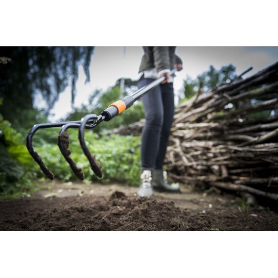 Fiskars Krümmer, Für optimale Beetvorbereitung und -pflege, Gerätekopf, Länge: 31 cm, Breite: 12,5 cm, Schwarz/Orange, QuikFit, 1000680