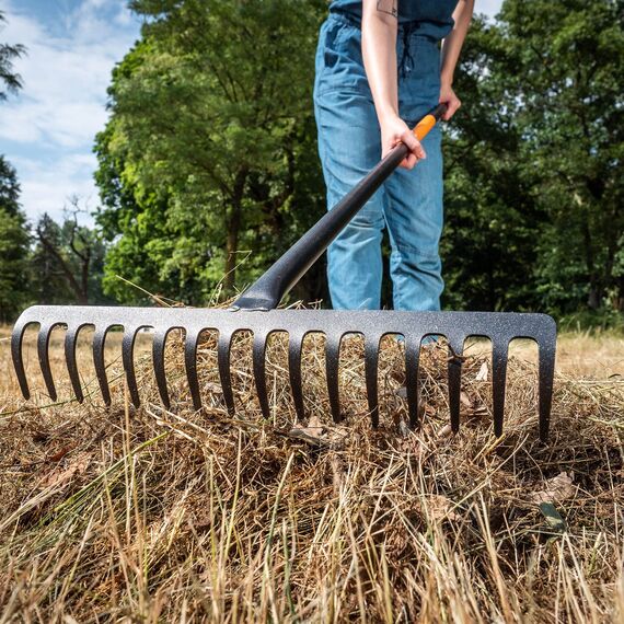 KADAX Rechen, Gartenharke aus Metall, breite Harke mit 154,5 cm langem Metallstiel, Gartengerät zum Jäten, düngen, Gartenrechen für Rasen und Blätter (Rechteckig 16 Zinken)