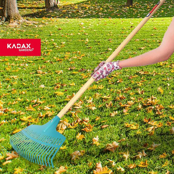 KADAX Rechen, Laubrechen aus Kunststoff für Damen, Harke mit langem Stiel aus Holz, Laubfächer für Garten, Bequeme Gartenharke, Laubbesen, Gartengerät, Gartenwerkzeug (45cm)
