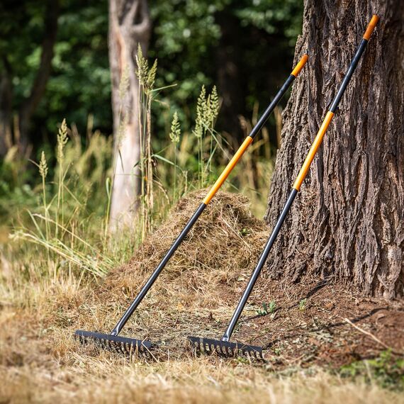 KADAX Rechen, Gartenharke aus Metall, breite Harke mit 154,5 cm langem Metallstiel, Gartengerät zum Jäten, düngen, Gartenrechen für Rasen und Blätter (Rechteckig 16 Zinken)