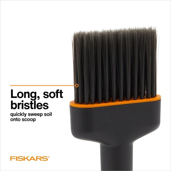 Fiskars Pflanzerde Schaufel und Bürste Set Gartenwerkzeug für Indoor-Gartenarbeit, Durcheinander zum Umpflanzen und Umtopfen, hergestellt aus recyceltem Kunststoff
