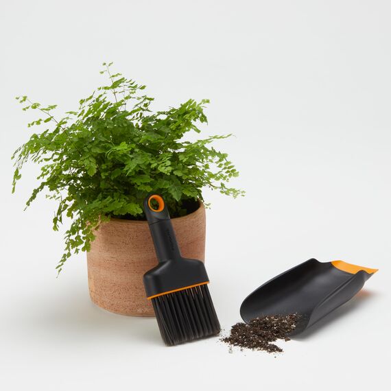 Fiskars Pflanzerde Schaufel und Bürste Set Gartenwerkzeug für Indoor-Gartenarbeit, Durcheinander zum Umpflanzen und Umtopfen, hergestellt aus recyceltem Kunststoff