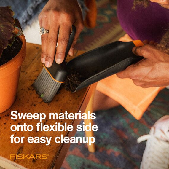 Fiskars Pflanzerde Schaufel und Bürste Set Gartenwerkzeug für Indoor-Gartenarbeit, Durcheinander zum Umpflanzen und Umtopfen, hergestellt aus recyceltem Kunststoff