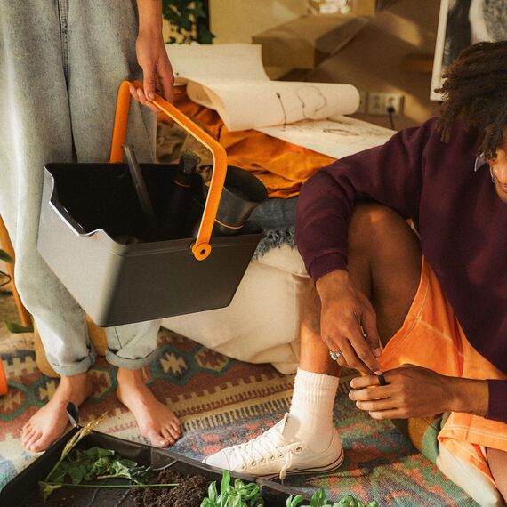 FISKARS Gartengeräte-Caddy mit Kleiner Werkzeugaufbewahrung – geeignet für den Innen- und Außenbereich – aus recyceltem Kunststoff