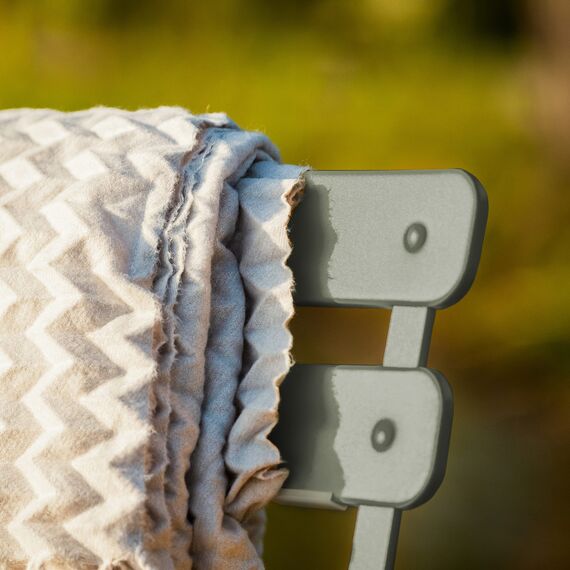 Vanage | Bistro Set Balkon | Balkonmöbel klappbar Set 3-teilig | pulverbeschichteter Stahl, wetterbeständig, Gartentisch & Stühle perfekt für Garten & kleine Balkone