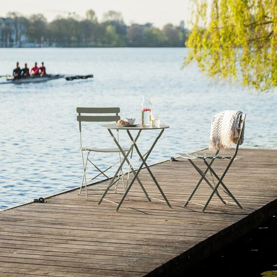 Vanage | Bistro Set Balkon | Balkonmöbel klappbar Set 3-teilig | pulverbeschichteter Stahl, wetterbeständig, Gartentisch & Stühle perfekt für Garten & kleine Balkone