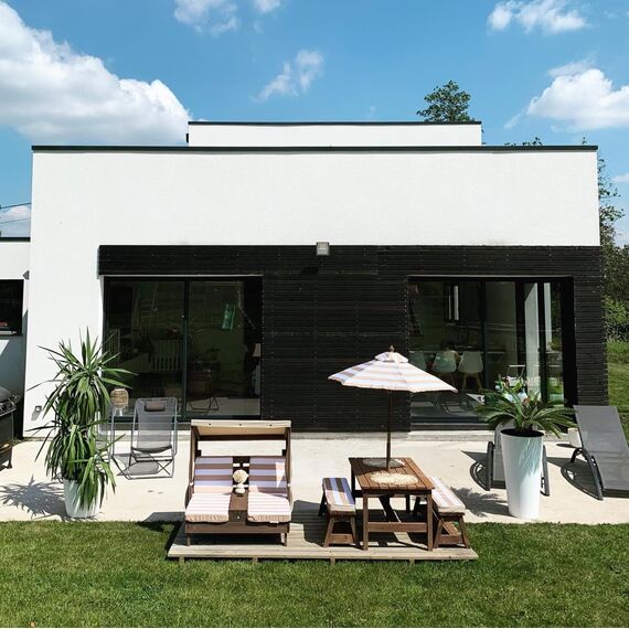 KidKraft Gartentisch mit Bank, Kissen und Sonnenschirm für Kinder, Outdoor Gartenmöbel aus Holz für Kinder, Beige Weiß gestreift, 00500