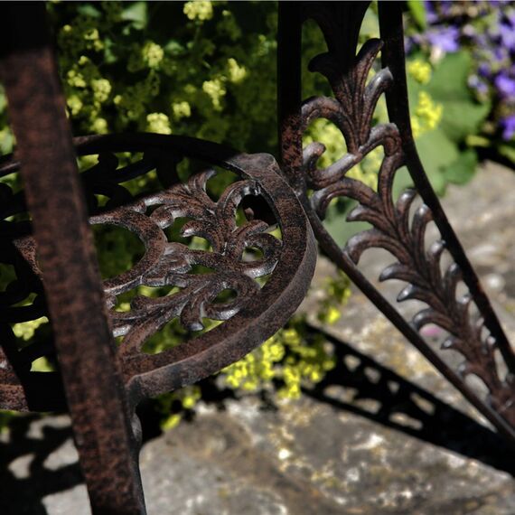 Lazy Susan | Ivy-Bistro-Tisch aus Aluguss mit 2 Stühlen | Garten-Set | Antik-Bronze | Wetterfest | 3 Jahre Garantie | (Rose Stühle, Keine Kissen)