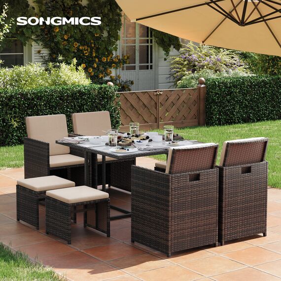 SONGMICS Gartenmöbel-Set Polyrattan Lounge, Esszimmermöbel, Esstisch und Stühle, 9er Set, aus PE-Rattan, Terrassenmöbel, Couchtisch mit Glasoberfläche, mit Kissen, platzsparend, braun-beige GGF009K02