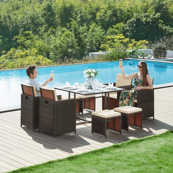 SONGMICS Gartenmöbel-Set Polyrattan Lounge, Esszimmermöbel, Esstisch und Stühle, 9er Set, aus PE-Rattan, Terrassenmöbel, Couchtisch mit Glasoberfläche, mit Kissen, platzsparend, braun-beige GGF009K02