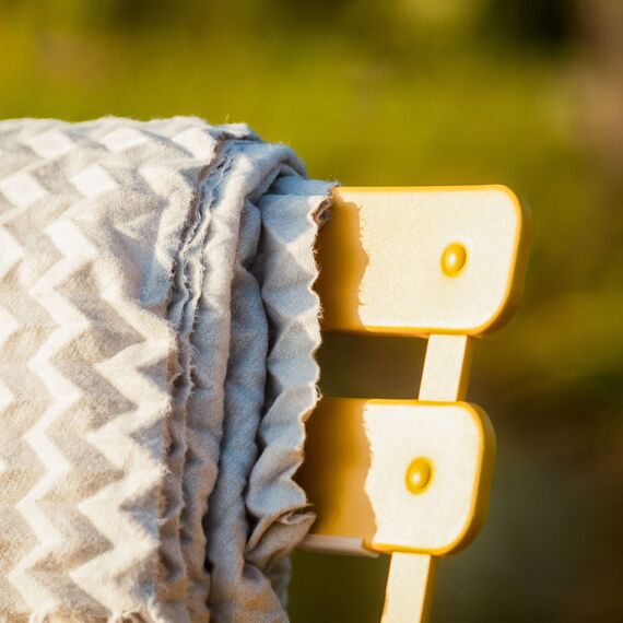 Vanage | Bistro Set Balkon | Balkonmöbel klappbar Set 3-teilig | pulverbeschichteter Stahl, wetterbeständig, Gartentisch & Stühle perfekt für Garten & kleine Balkone