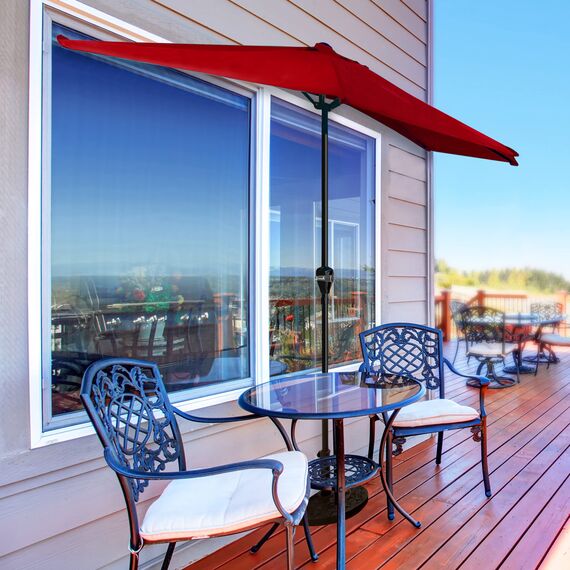 Pure Garden 9 Fuß halber Terrassenschirm – leicht zu öffnende halbrunde Schattenüberdachung – für Wand, Veranda oder Balkonmöbel (rot)