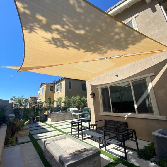 Sunlax, Sonnensegel 2,44 m × 2,44 m × 2,44 m – dreieckig, sandfarben, UV-blockierend, atmungsaktiv – Sonnenschutz für Terrasse und Garten