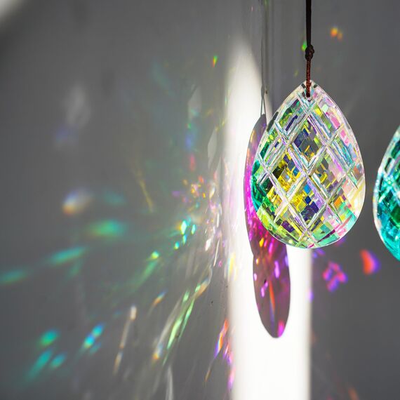 HDCRYSTALGIFTS Kristall-Sonnenfänger-Prismen, Anhänger für Fenster, Hängedekoration, 7,6 cm, AB-farbige Kristall-Sonnenfänger, Regenbogen-Maker, Lichtfänger für Zuhause, Innenbereich, Garten