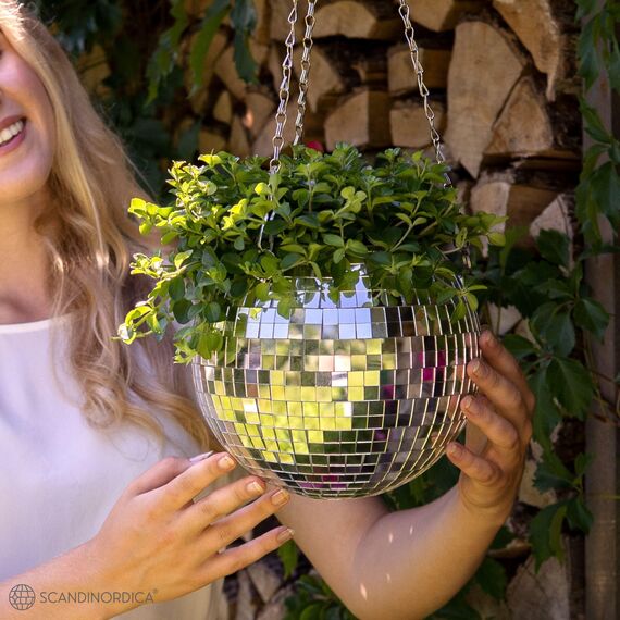 SCANDINORDICA Discokugel blumentopf - Spiegelkugel hängende blumentöpfe, diskokugel Pflanzen, discokugel deko übertopf makramee, Geschenk Freundin | Disco Kugel pflanzentopf – 20 cm Silber