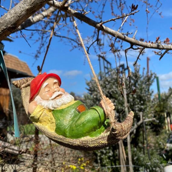TERESA'S COLLECTIONS Gartenzwerge Gartendeko für Draußen Liegender Zwerg Gartenfigur aus Hängematte Kunstharz Wasserdicht Gartenwichtel Figur GNOME Gartendeko Geschenke für Frauen