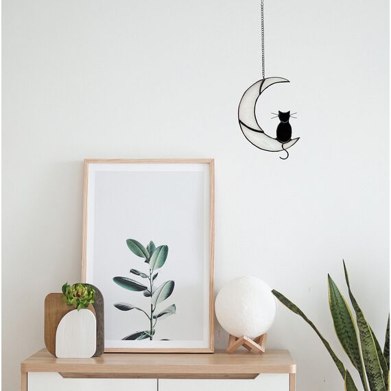 Schwarze Katze Dekor auf weißem Mond Buntglas Fenster hängende Sonnenfänger für Fenster Paneele Sonnenfänger Halloween Ornament Dekoration Gedenkgeschenk für Liebhaber Katze Verlust