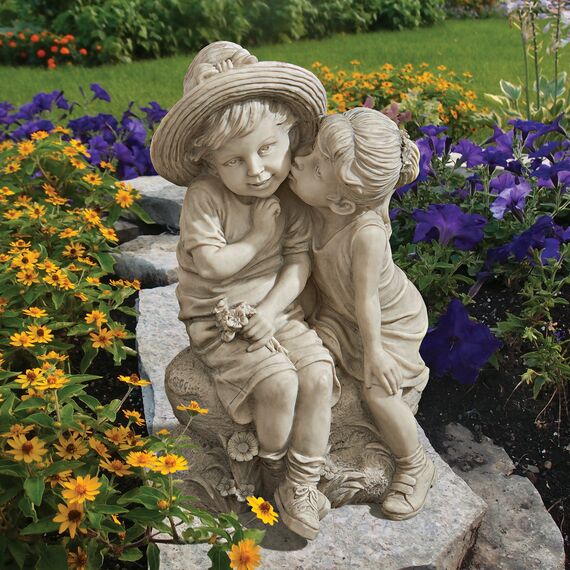 Design Toscano Küssende Kinder Statue mit Junge und Mädchen, Maße: 21.5 x 19 x 35.5 cm 1 kg