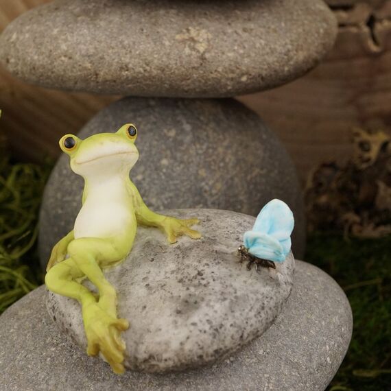 Top Collection Miniatur Feengarten und Terrarium Statue Frosch ruhend auf Stein mit Schmetterling