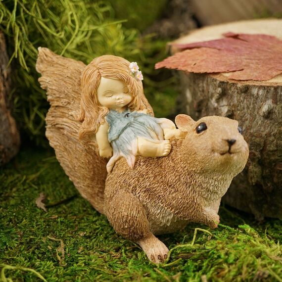 Top Collection Miniatur Feengarten und Terrarium Statue Little Fairy Sleeping on Eichhörnchen