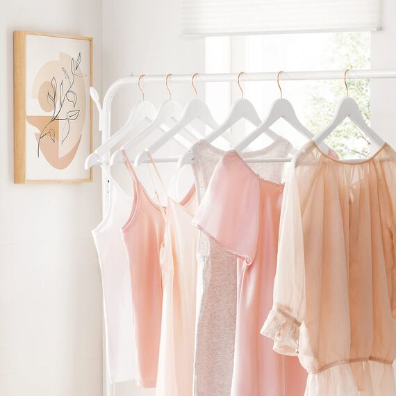 SONGMICS Kleiderbügel Holz, 20er Set, Bügel aus Massivholz, Einkerbungen im Schulterbereich, Rutschfester Hosensteg, um 360° drehbarer Haken, für Anzüge, Hemden, weiß-roségoldfarben CRW001W01