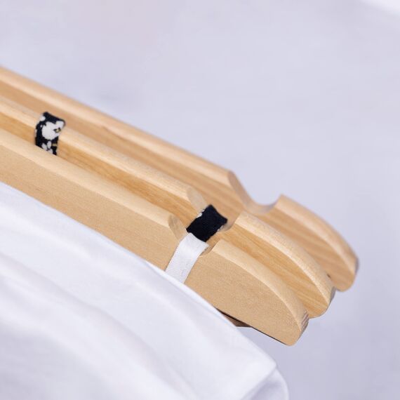 OGIVO Kleiderbügel Holz – 20er Set Holzbügel Bügel aus Holz für Ihre Garderobe – 360° drehbarer Haken – Einkerbungen an den Schultern – Hangers Clothes (Natur)
