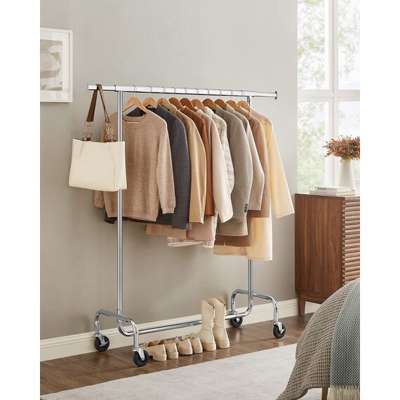 SONGMICS Kleiderständer auf Rollen, Garderobenständer, hochbelastbar, ausziehbare Kleiderstange, bis 130 kg belastbar, 45 x (110-150) x 162,9 cm, aus Metall, verchromt, silbern HSR11S