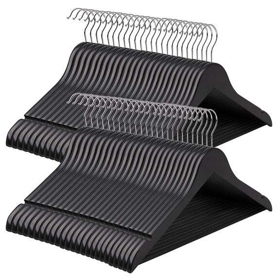 SONGMICS Kleiderbügel Holz, 50er Set, Bügel aus Massivholz, Einkerbungen im Schulterbereich, Rutschfester Hosensteg, um 360° drehbarer Haken, für Anzüge, Hemden, schwarz-silbern CRW02B-50