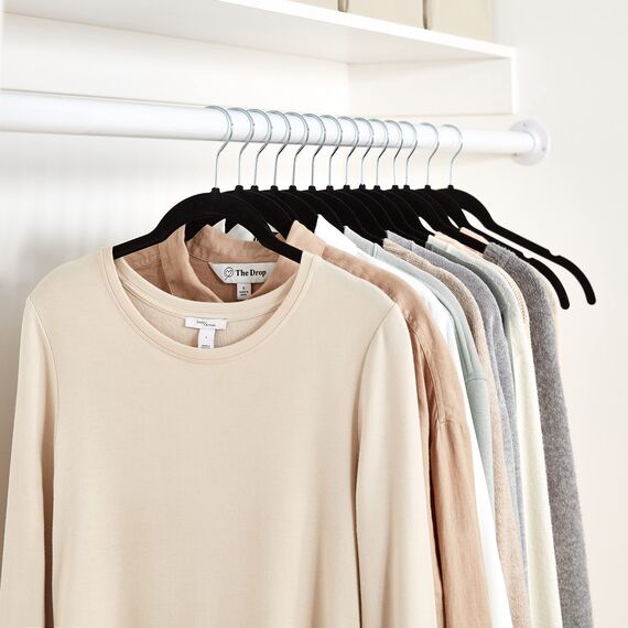 Amazon Basics Kleiderbügel für Hemd/Kleid Platzsparend und mit Samt überzogen - Schwarz, 30er-Pack