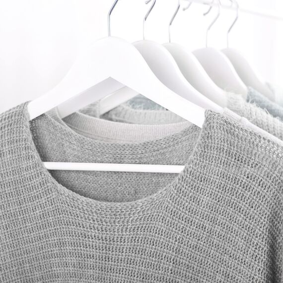 OGIVO Kleiderbügel Holz – 10er Set Holzbügel Bügel aus Holz für Ihre Garderobe – 360° drehbarer Haken – Einkerbungen an den Schultern – Hangers Clothes (Weiß)