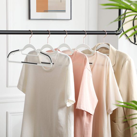SONGMICS Kleiderbügel 30er Set, Bügel aus Kunststoff, rutschfest, platzsparend, Dicke 0,5 cm, 42 cm lang, um 360° drehbarer Haken in Roségold, weiß-dunkelgrau CRP020W01