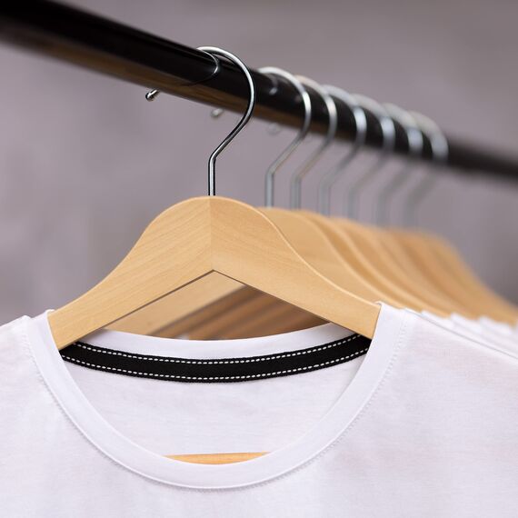 OGIVO Kleiderbügel Holz – 50er Set Holzbügel Bügel aus Holz für Ihre Garderobe – 360° drehbarer Haken – Einkerbungen an den Schultern – Hangers Clothes (Natur)