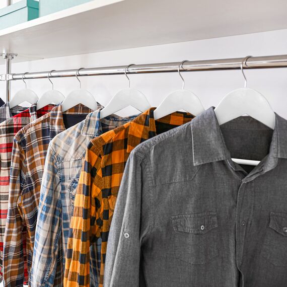 Utopia Home 20er Pack Holzbügel mit Hosenstange und Schulterrillen, stabiles und schlankes Design für Mäntel, Anzüge, Hosen und Jacken, Weiß