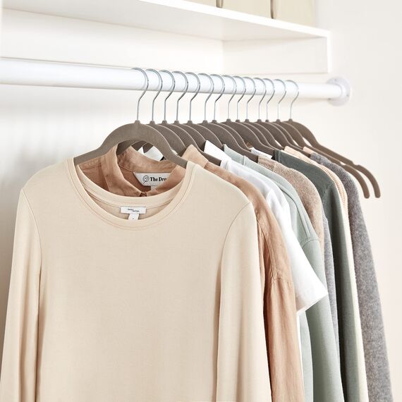 Amazon Basics Kleiderbügel für Hemd / Kleid, mit Samt überzogen 30er-Pack, Grau