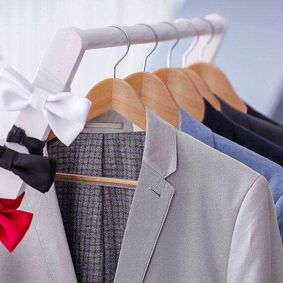 HOUSE DAY Kleiderbügel Holz Breit Natur 18X - rutschfest, Stabil, Jackbügel, Anzugbügel, Holzbügel Mit Breiten Schultern, Rutschfesten Hosenstangen Und Drehbaren Haken