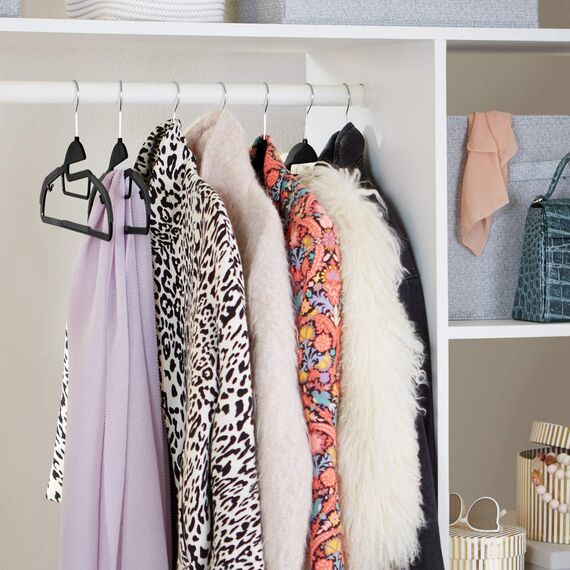 Amazon Basics Strapazierfähige Kunststoff-Kleiderbügel, mit rutschfestem Gummiüberzug und horizontalem Steg, 30er-Pack, Grau