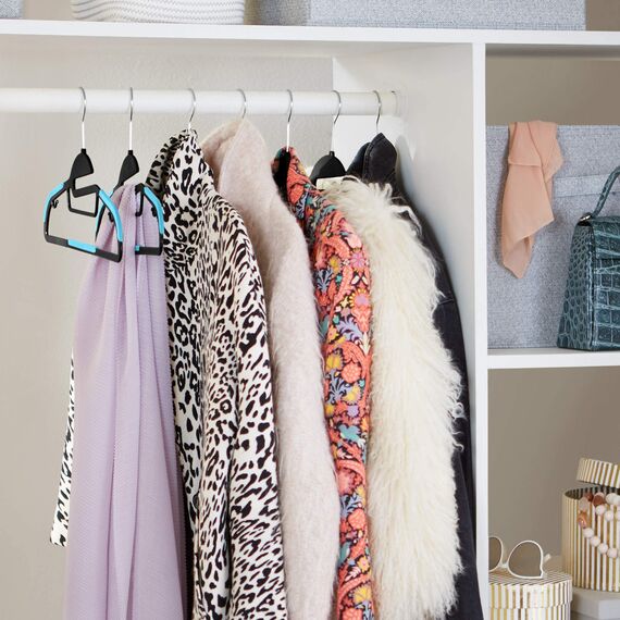 Amazon Basics Strapazierfähige Kunststoff-Kleiderbügel, mit rutschfestem Gummiüberzug und horizontalem Steg, 30 Stück, Blau