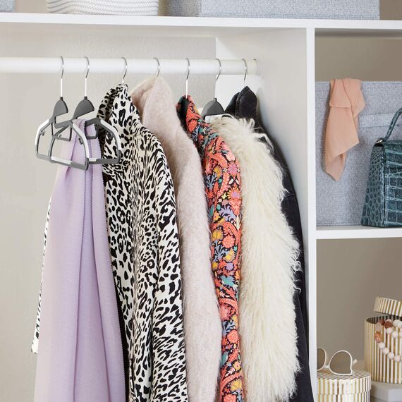 Amazon Basics Strapazierfähige Kunststoff-Kleiderbügel, mit rutschfestem Gummiüberzug und horizontalem Steg, Weiß, 50er-Pack