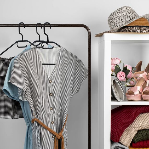 PORTENTUM Kleiderbügel aus 100% Recyceltem Kunststoff, 50 Stück, Schwarz. Für Alle Kleidungsarten, 360º Drehbarer Haken, Platzsparend, Zubehörhalter, Haken für Kleider, Blusen & Röcke, Made in Spain