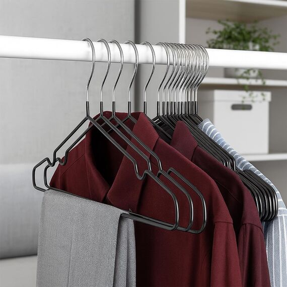 KEPLIN Premium Metall Kleiderbügel - 20er Pack, gummibeschichtet, platzsparend, sorgt für Ordnung, strapazierfähige Bügel für Kleiderschränke, Garderobenständer und Kleiderstangen (schwarz)