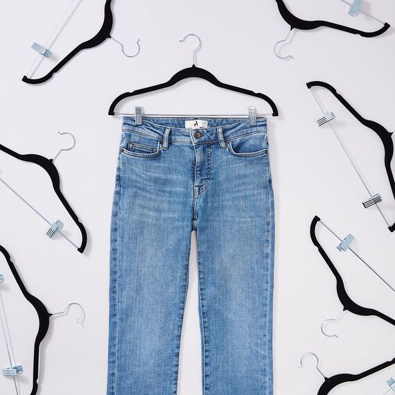 Amazon Basics Rockbügel beflockt, mit Clips, 24-er Pack, Schwarz