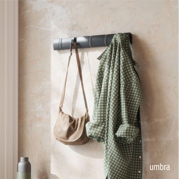 Umbra Flip 5 Garderobenhaken – Moderne, Schlichte und Platzsparende Garderobenleiste mit 5 Beweglichen Haken für Jacken, Mäntel, Schals, Handtaschen und Mehr, Schwarz