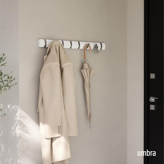 Umbra Flip 8 Garderobenhaken – Moderne, Schlichte und Platzsparende Garderobenleiste mit 8 Beweglichen Haken für Jacken, Mäntel, Schals, Handtaschen und Mehr, Weiss/Nickel