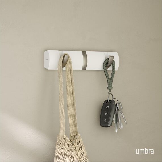 Umbra Flip 3 Garderobenhaken – Moderne, Schlichte und Platzsparende Garderobenleiste mit 3 Beweglichen Haken für Jacken, Mäntel, Schals, Handtaschen und Mehr, Weiss/Nickel