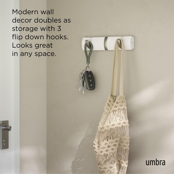Umbra Flip 3 Garderobenhaken – Moderne, Schlichte und Platzsparende Garderobenleiste mit 3 Beweglichen Haken für Jacken, Mäntel, Schals, Handtaschen und Mehr, Weiss/Nickel